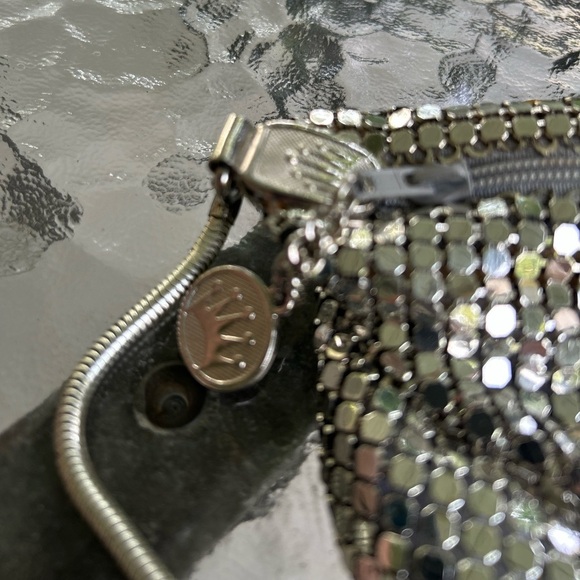 LA Regale Ltd - VINTAGE, Zipper chain metallic silver purse, metal chain - Picture 3 of 9